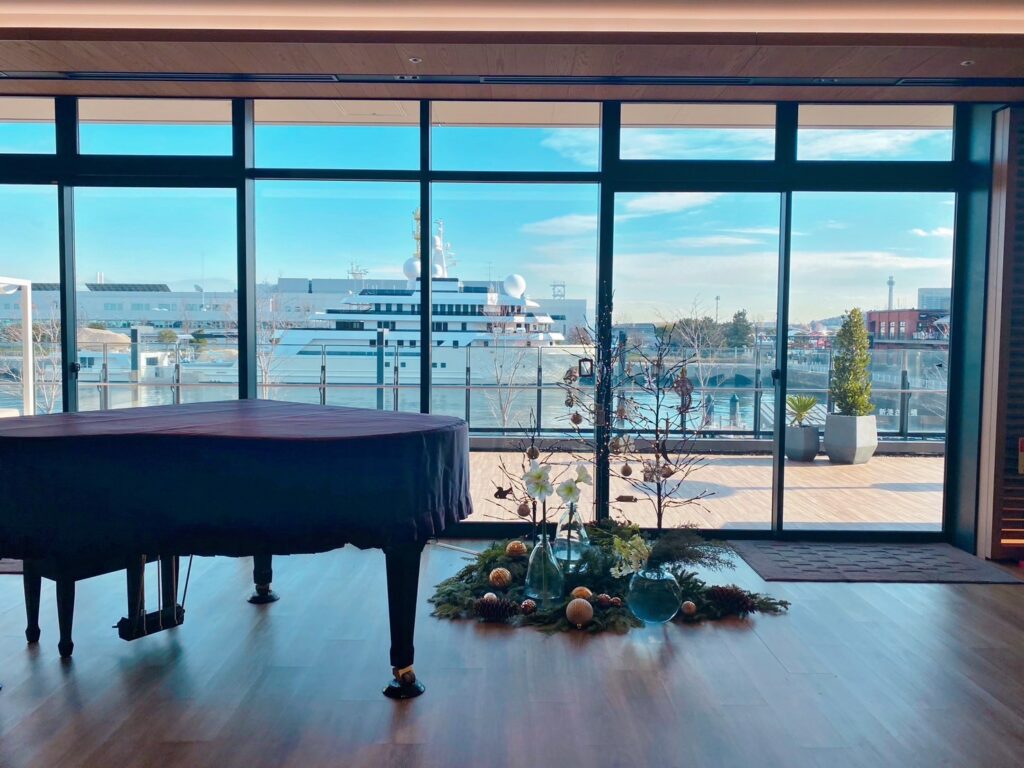 クリスマスのインターコンチネンタル横浜pier8のロビー